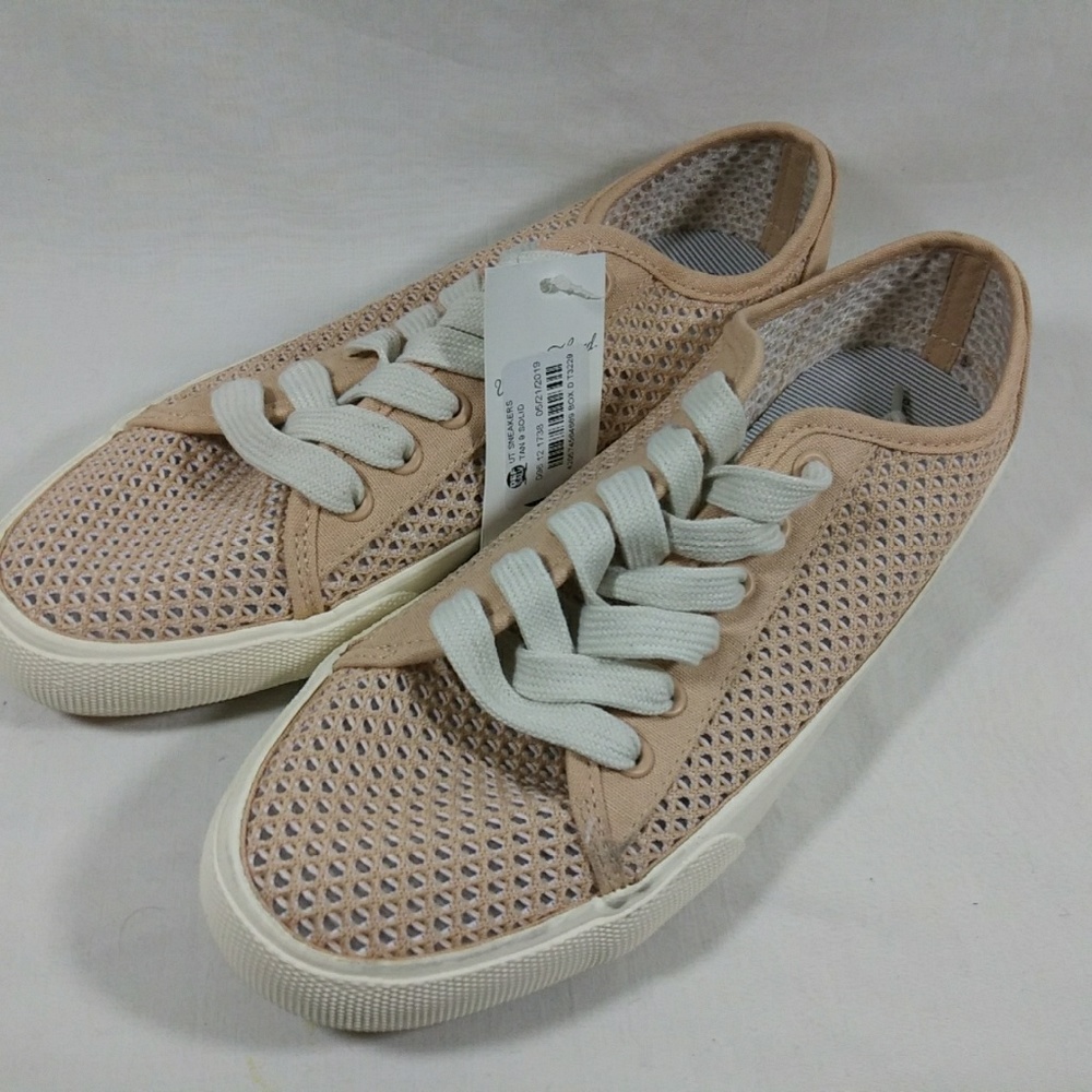 Women tan canvas with eyelid sneakers